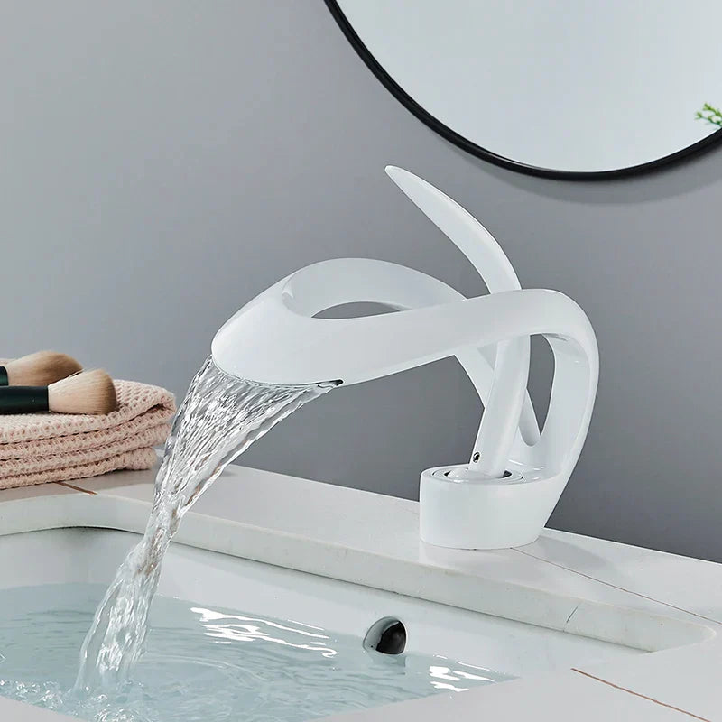 Grifo de lavabo tipo cascada DecorBites™ de latón negro, monomando para montaje en cubierta