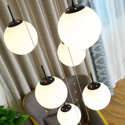 Lámpara de araña DecorBites™ con bolas de cristal color crema para áticos de villas dúplex, restaurantes y escaleras