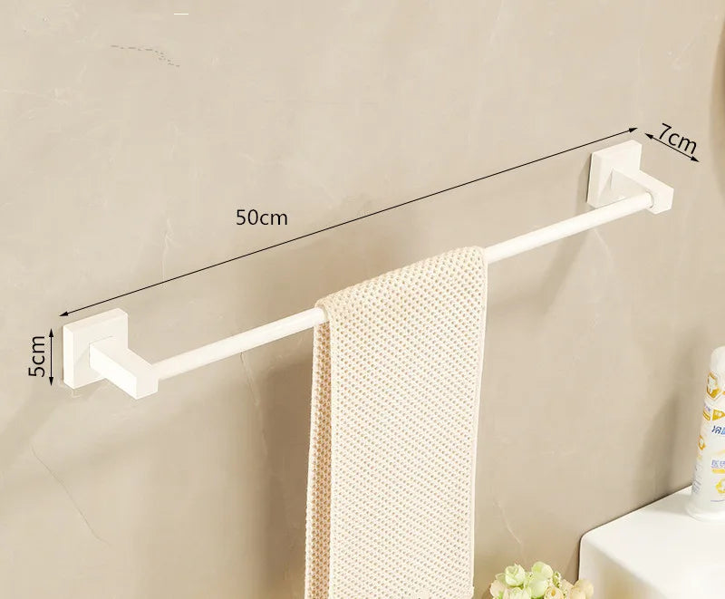 مجموعة حمام DecorBites™: رف أبيض كريمي، وحامل مناشف، وحامل ورق، وحامل فرشاة، وأدوات معدنية