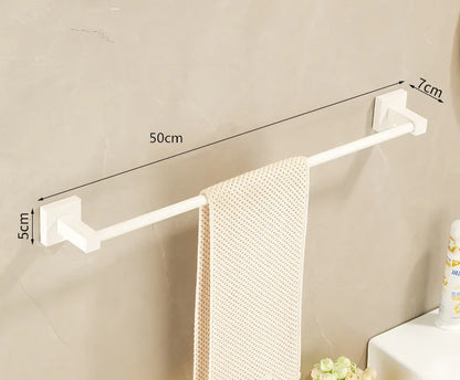 مجموعة حمام DecorBites™: رف أبيض كريمي، وحامل مناشف، وحامل ورق، وحامل فرشاة، وأدوات معدنية