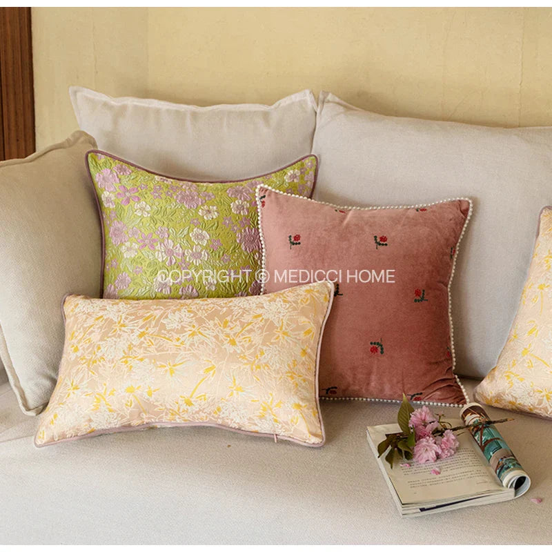 غطاء وسادة كونتيسا كاميليا من ديكوربايتس™: غطاء وسادة فرنسي كلاسيكي ثلاثي الأبعاد من قماش الجاكار الزهري