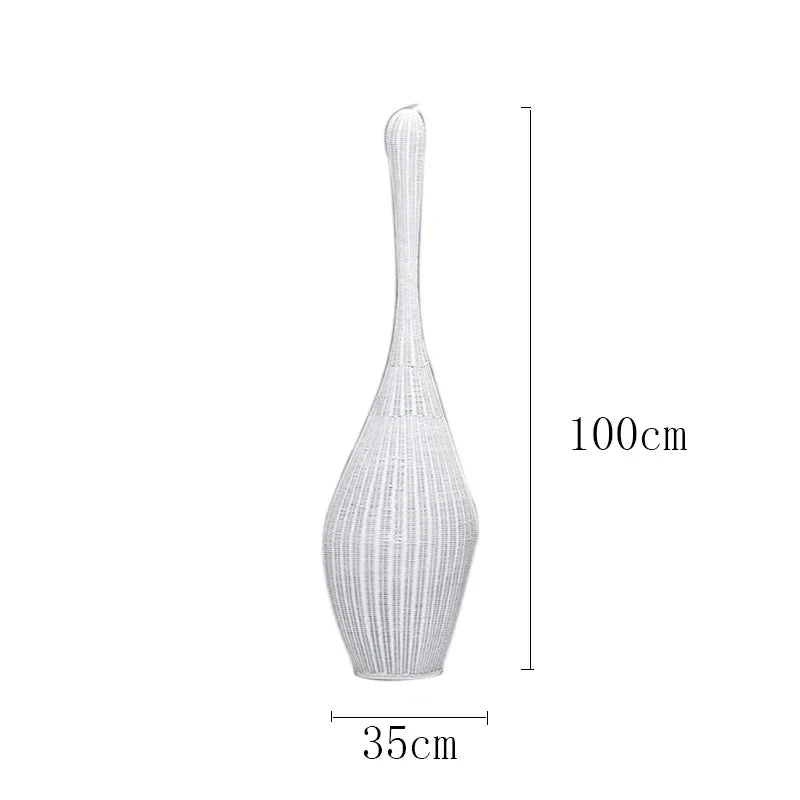 Lámpara de pie de bambú DecorBites™: Una lámpara de ratán única para la sala de estar, el dormitorio o la decoración de una casa de té.