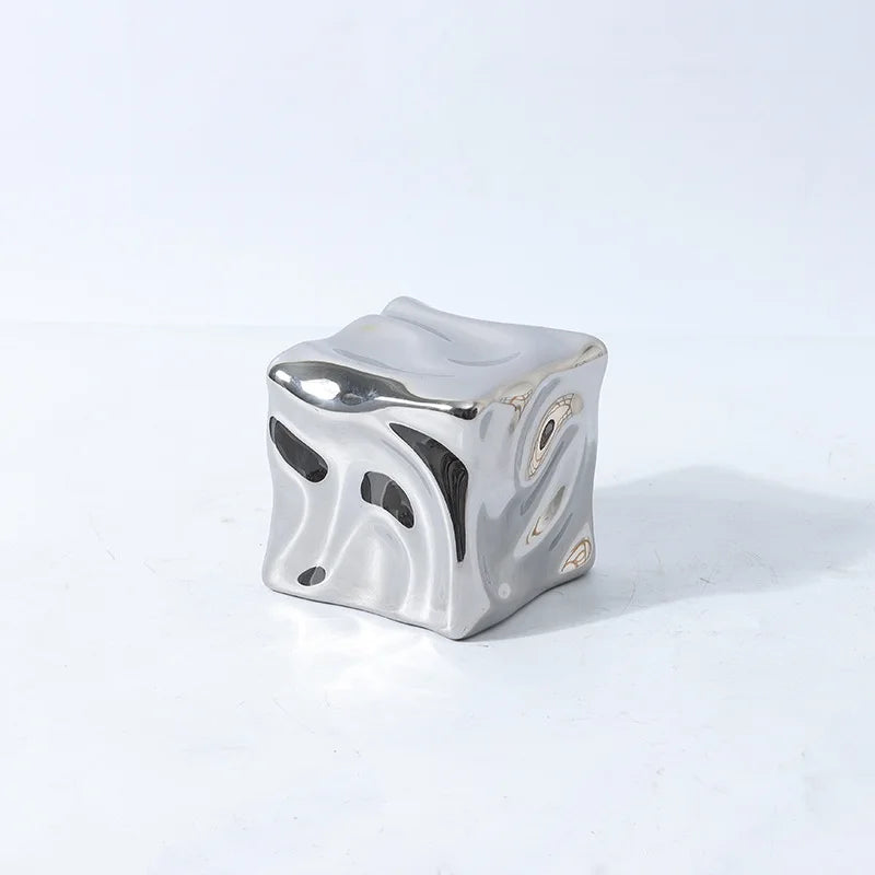 Figura decorativa Decorbites™ de cerámica dorada con patrón geométrico irregular plegado