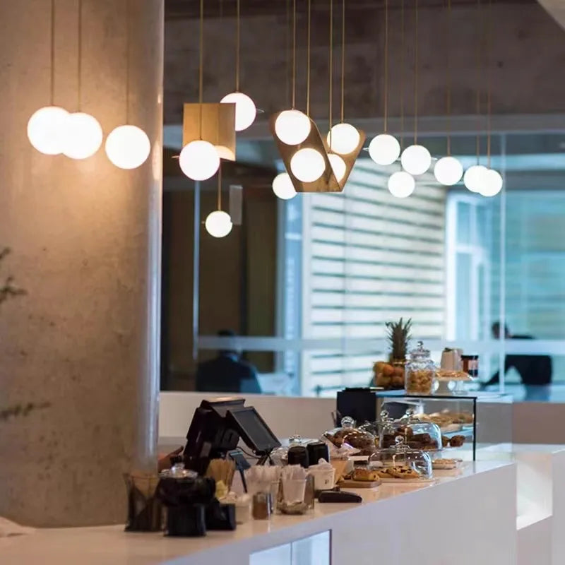 ثريا ديكوربايتس™ الزجاجية الهندسية: مصباح معلق عصري للمطبخ والمكتب