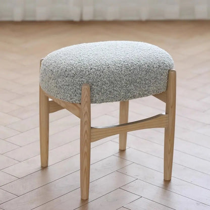 كرسي تزيين ومكياج من خشب الدردار من DecorBites™ للمساحات الصغيرة