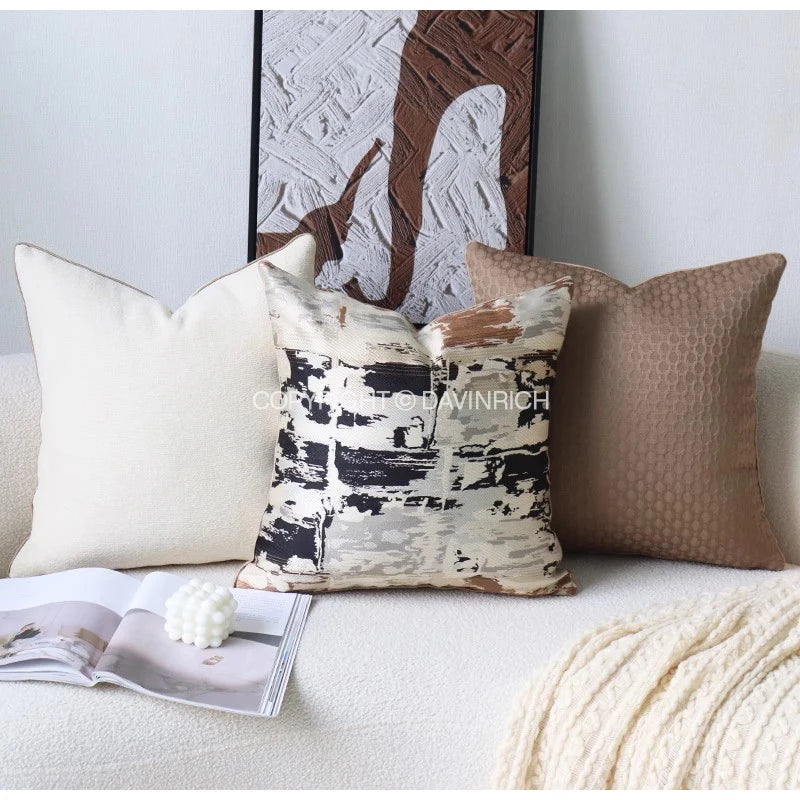 Funda de almohada DecorBites™ con diseño geométrico de anillos convexos en jacquard color capuchino.