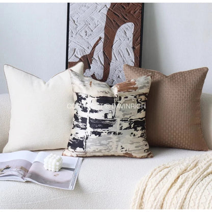 Funda de almohada DecorBites™ con diseño geométrico de anillos convexos en jacquard color capuchino.