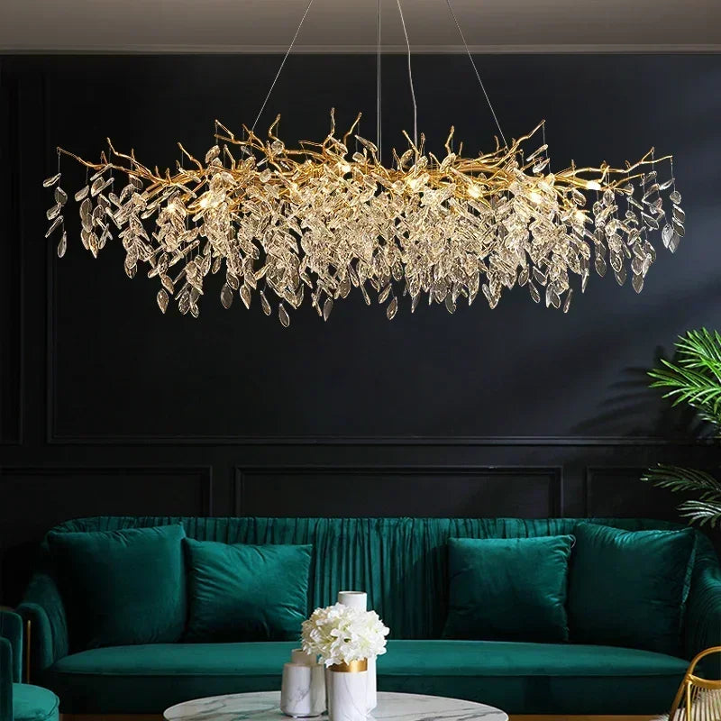 Lámpara colgante LED DecorBites™ Crystal Branch Chandelier para una elegante sala de estar de villa con decoración dorada.