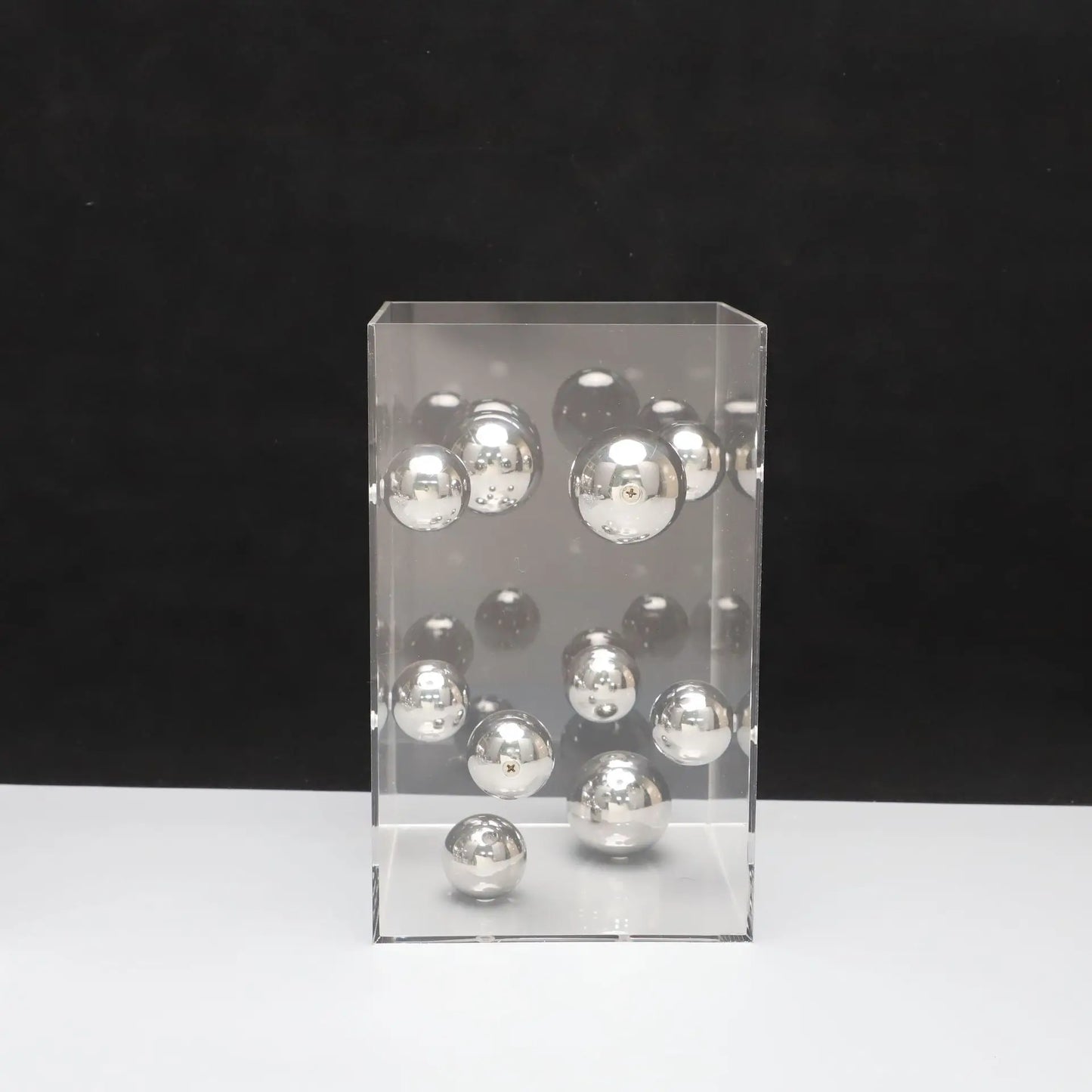 أعمال فنية تجريدية من DecorBites™ على شكل كرات معدنية في صناديق أكريليك شفافة