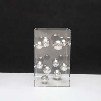 أعمال فنية تجريدية من DecorBites™ على شكل كرات معدنية في صناديق أكريليك شفافة