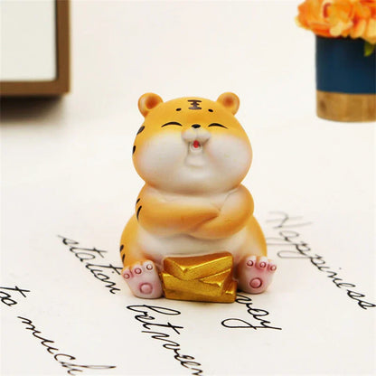 ديكور بايتس™ تمثال النمر المحظوظ | ديكور منزلي مصغر برمز الحظ للعام الجديد
