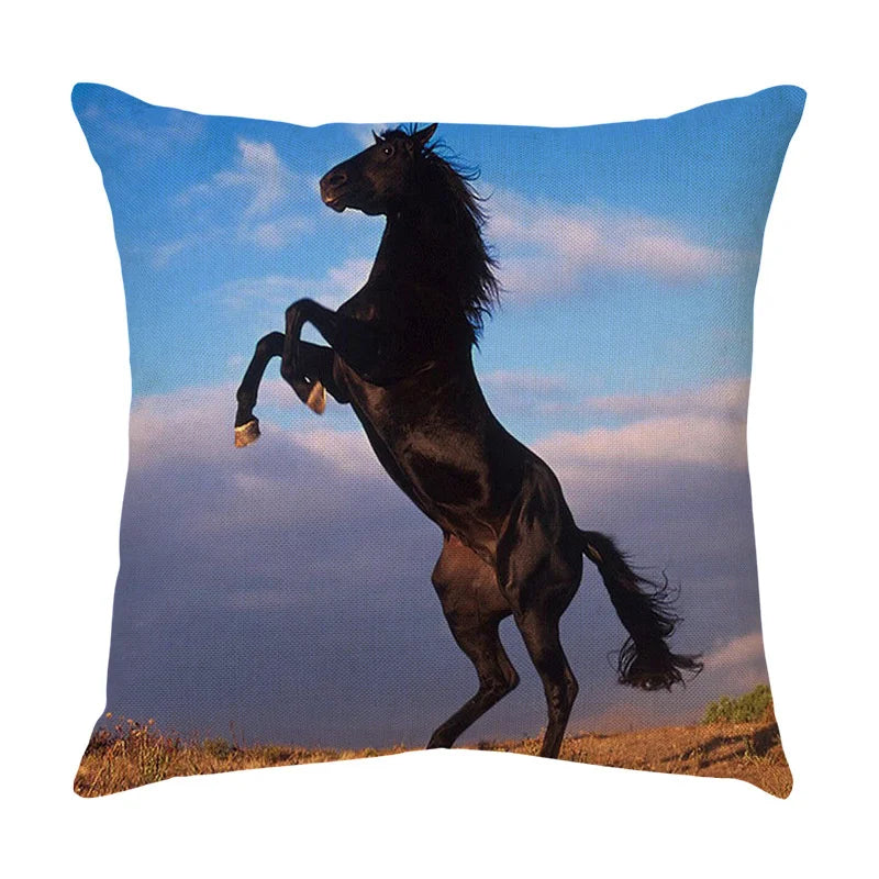 Funda de almohada DecorBites™ con estampado de caballo al galope: Funda de cojín de lino con estampado de caballo salvaje para decoración del hogar.