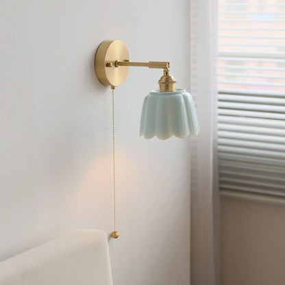 وحدة إضاءة حائط نحاسية من DecorBites™ لغرفة النوم بجانب السرير ومصباح سيراميك أبيض