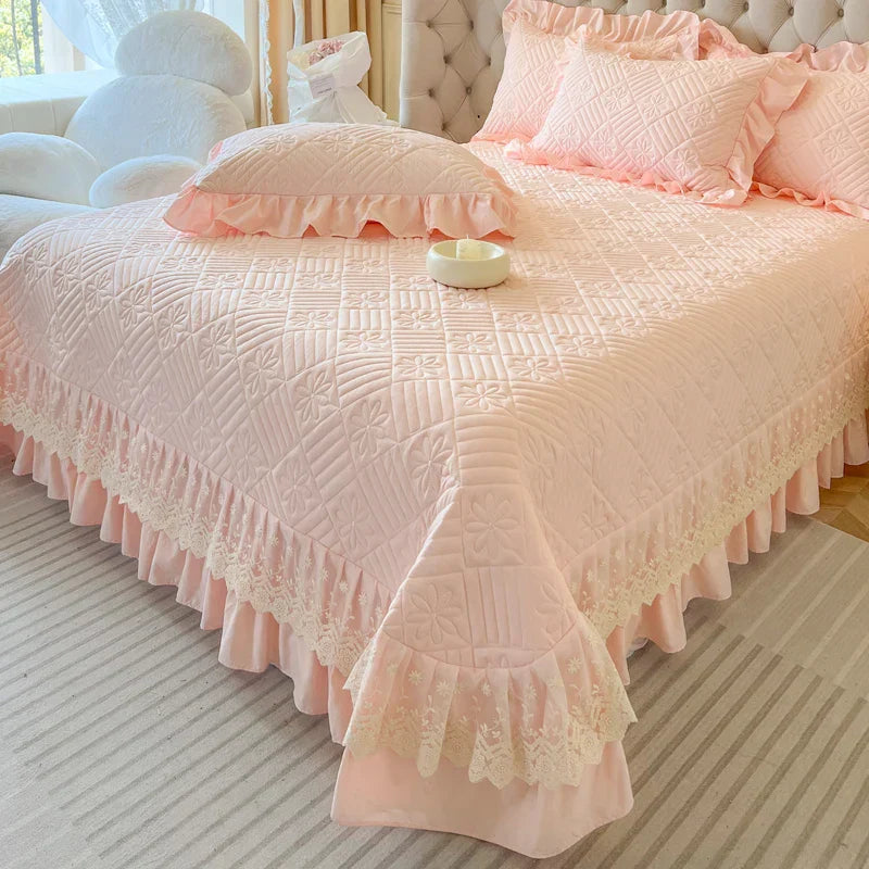 Decobites Lace Ruffles Quilted Bedspread Set with Pillowcases