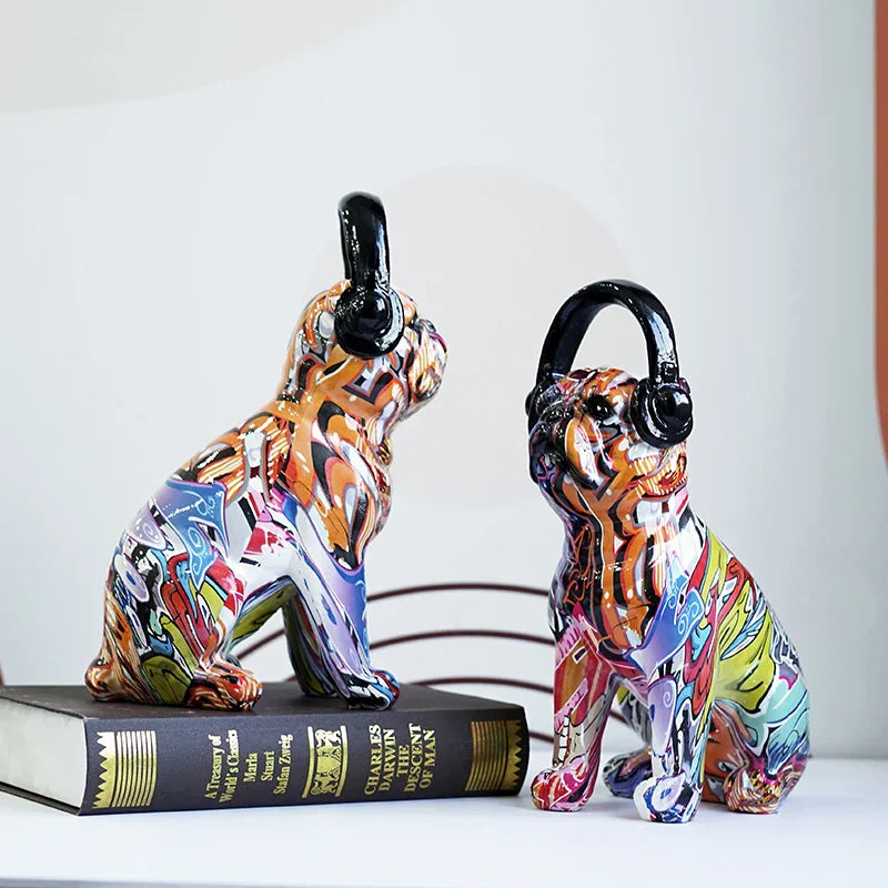 Figuras DecorBites™ de Bulldog con Auriculares: Estatua de perro de resina con arte urbano para decoración de escritorio
