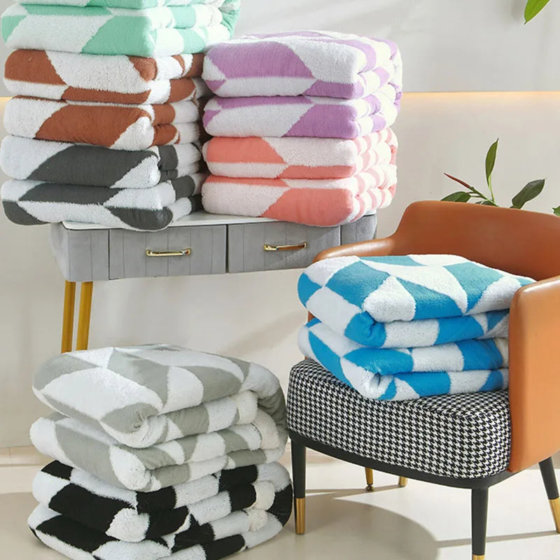 بطانية صوف الحمل الهندسية من DecorBites™: غطاء أريكة ناعم متعدد الاستخدامات لفصل الخريف والشتاء