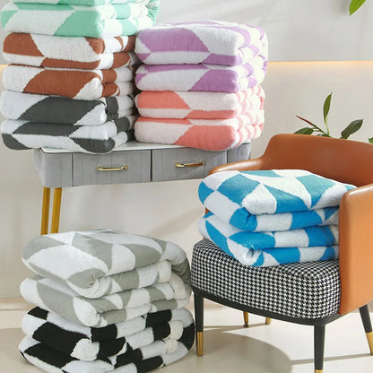 بطانية صوف الحمل الهندسية من DecorBites™: غطاء أريكة ناعم متعدد الاستخدامات لفصل الخريف والشتاء