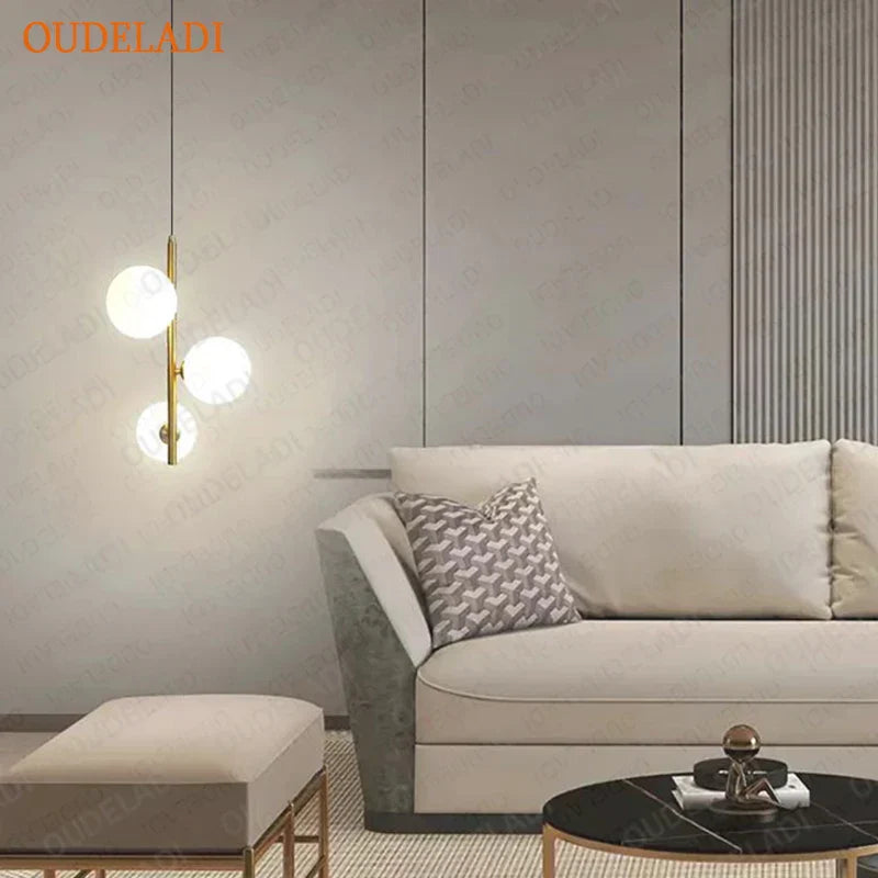 Lámpara colgante LED DecorBites™ con bola de cristal, acabado en latón y negro, estilo moderno.