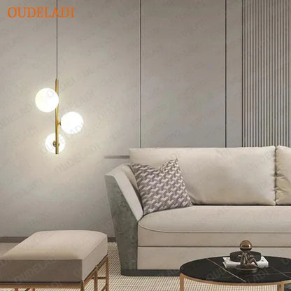 Lámpara colgante LED DecorBites™ con bola de cristal, acabado en latón y negro, estilo moderno.