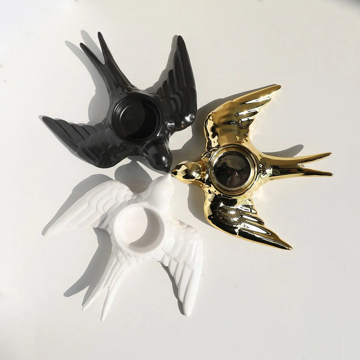 ديكورات زفاف حامل الشموع الخزفي على شكل طائر ذهبي من DecorBites™