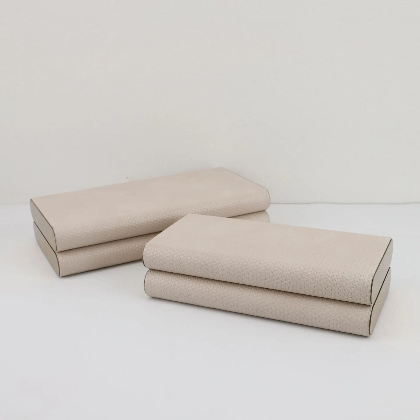 صندوق مجوهرات وحاوية تخزين من الجلد البيج بحواف معدنية من DecorBites™