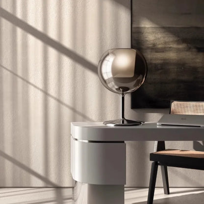 مصباح طاولة ذهبي زجاجي من DecorBites™: إضاءة مكتبية فاخرة مصممة لمساحات معيشة أنيقة