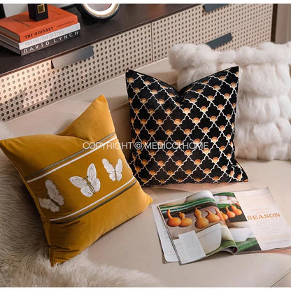 Funda de cojín decorativa DecorBites™ French Night de terciopelo con mariposas bordadas