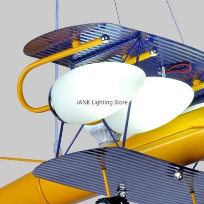 ثريا DecorBites™ Airplane Kids LED: إضاءة صديقة للعين لغرفة الطفل الصبي من أجل ديكور بيئي.