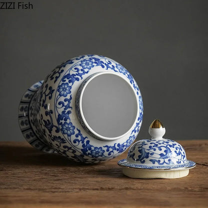 جرة ديكوربايتس™ من البورسلين الأزرق والأبيض المطلي بالذهب - ديكور مكتبي وخزفي للتخزين