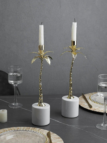 Candelabro DecorBites™ de metal dorado con base de mármol blanco Volakos para una decoración de hogar de lujo