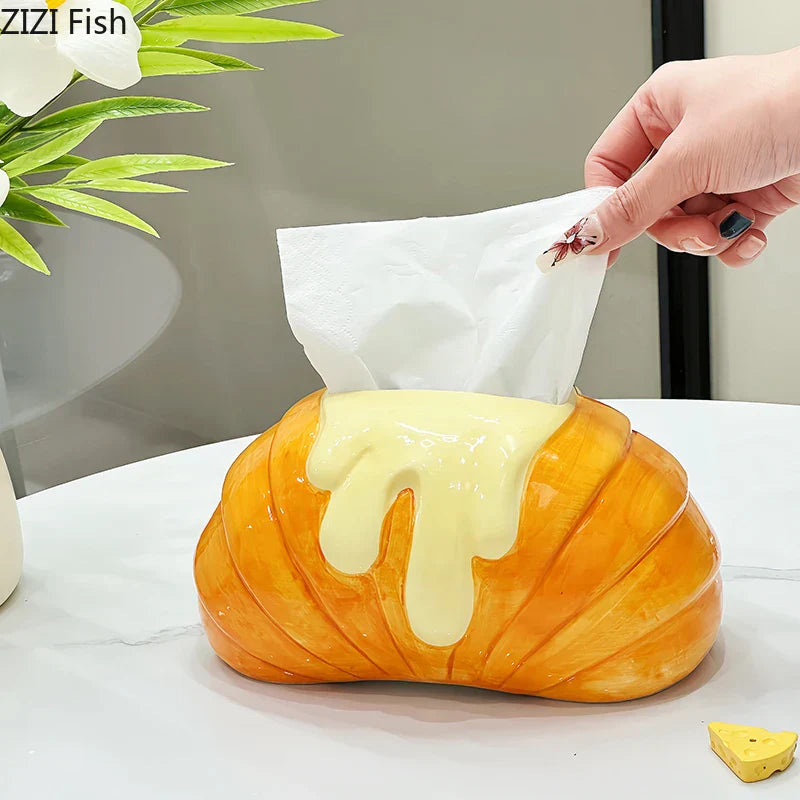 Caja de pañuelos de cerámica con forma de croissant DecorBites™: Un encantador adorno para la mesa de centro o la mesilla de noche.