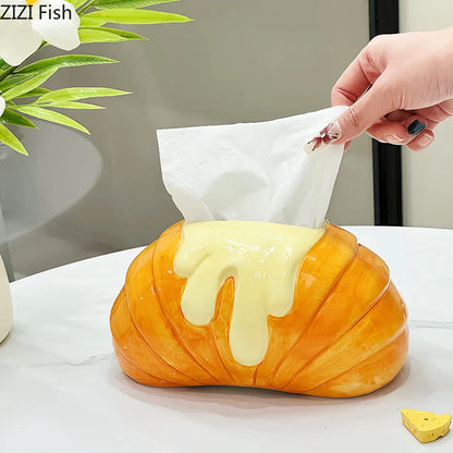 Caja de pañuelos de cerámica con forma de croissant DecorBites™: Un encantador adorno para la mesa de centro o la mesilla de noche.