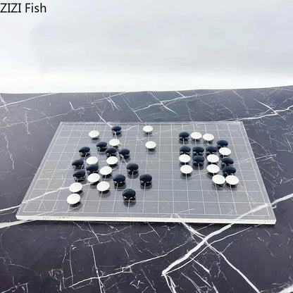 Juego de ajedrez geométrico DecorBites™: tablero y piezas minimalistas para partidas informales.