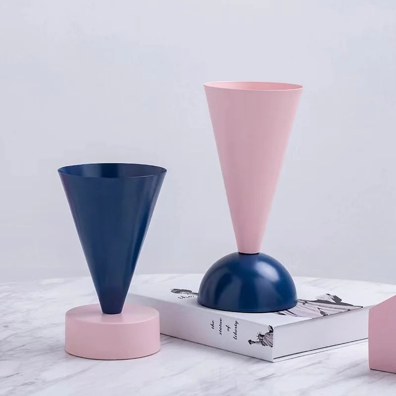 Jarrón triangular geométrico DecorBites™: Terrario y decoración para el hogar con arreglos florales en color metálico