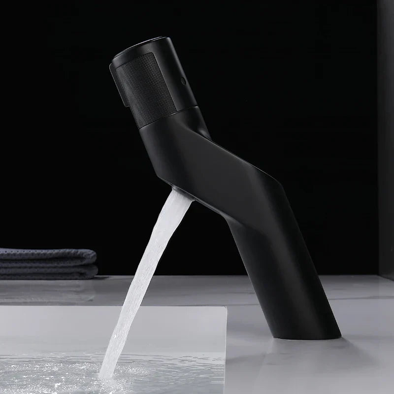 Grifo de lavabo DecorBites™ Gold: Grifo monomando con pulsador para baño, de latón.