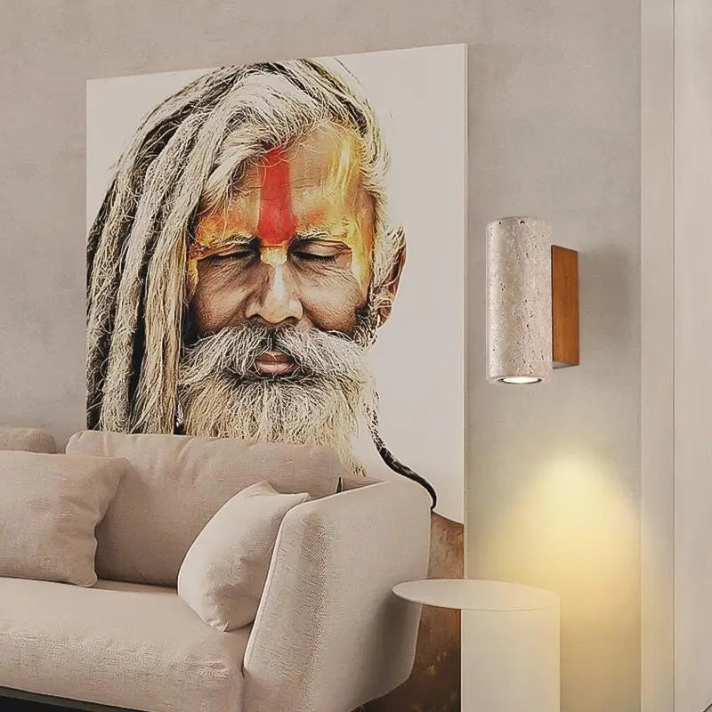 مصباح حائط LED من DecorBites™ مصنوع من حجر الترافرتين الأصفر لغرفة النوم والدراسة والمقهى وقاعدة خشبية وإضاءة سلم