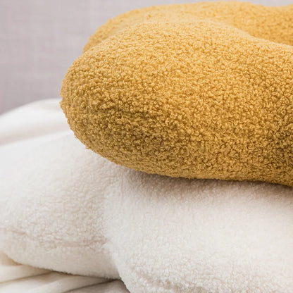 وسائد ديكورية ثلاثية الأبعاد على شكل زهور من DecorBites™ بتصميم نورديك لتزيين المنزل الريفي