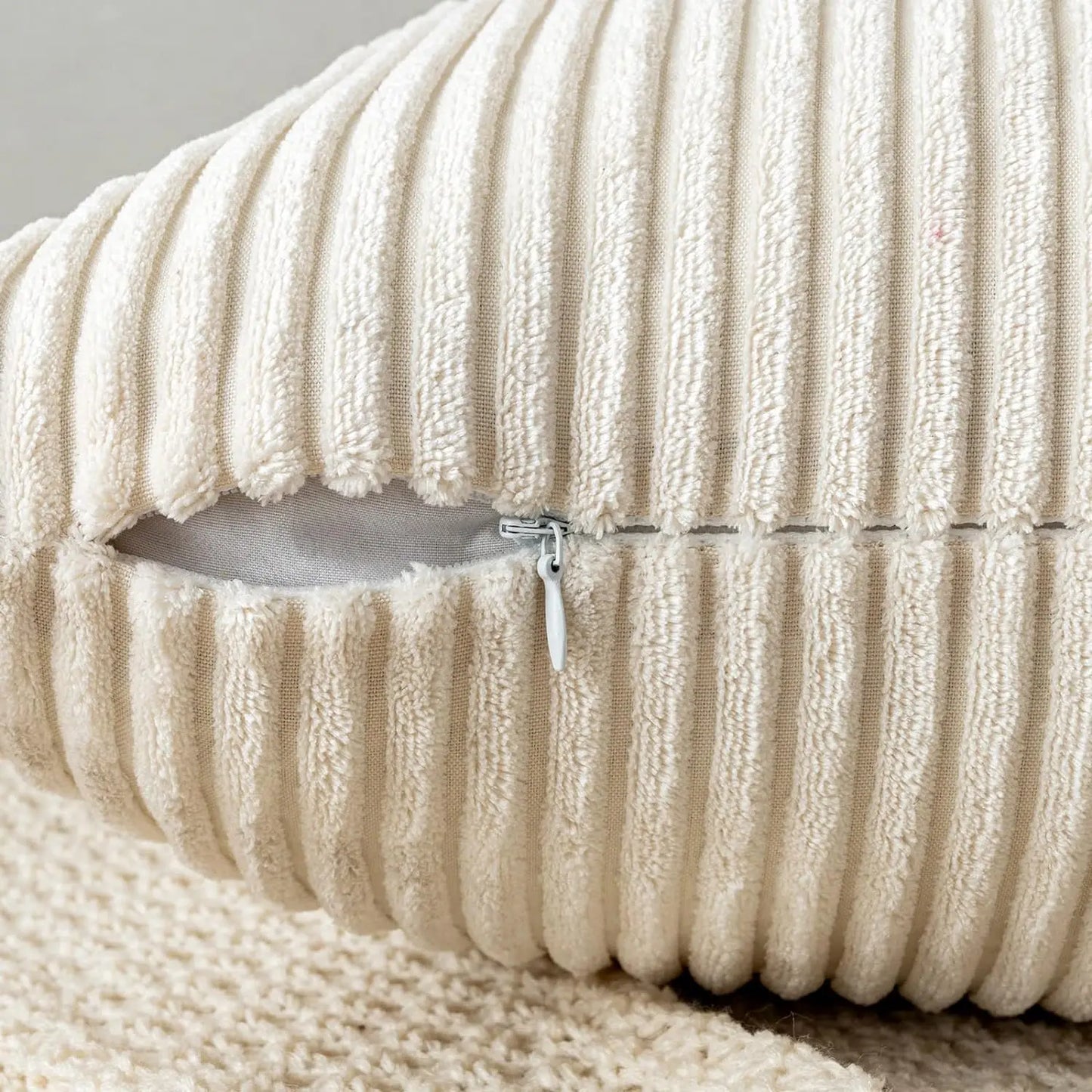 أغطية وسائد ديكوربايتس™ المخططة من قماش مخملي - أغطية وسائد ناعمة مزخرفة