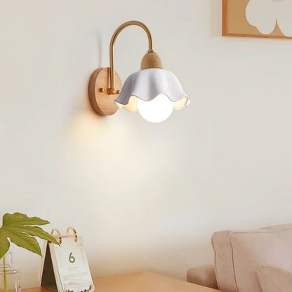 Lámpara de pared DecorBites™ con LED color crema y forma de flor de madera, moderna luz de lectura para mesita de noche.