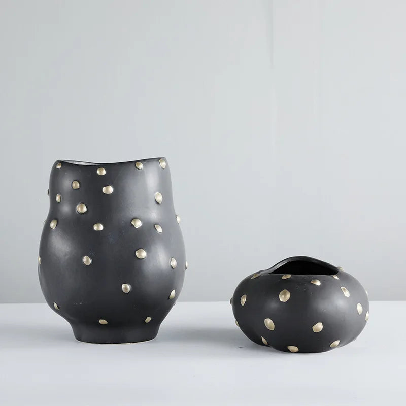 ديكوربايتس™ - مزهرية من الراتنج الأسود مع مزهرية ذهبية اللون لديكور منزلي أنيق