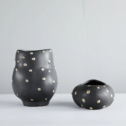 ديكوربايتس™ - مزهرية من الراتنج الأسود مع مزهرية ذهبية اللون لديكور منزلي أنيق