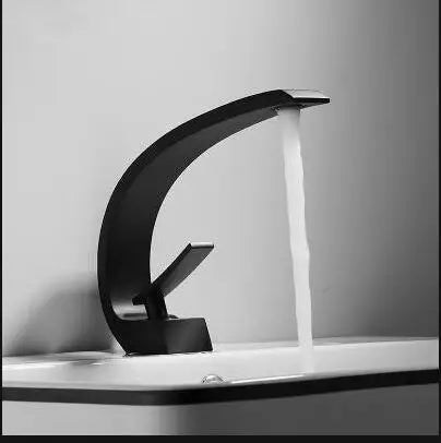 صنبور حوض ديكوربايتس™ أسود/ذهبي، خلاط حمام عصري، بمقبض واحد، شلال ساخن وبارد