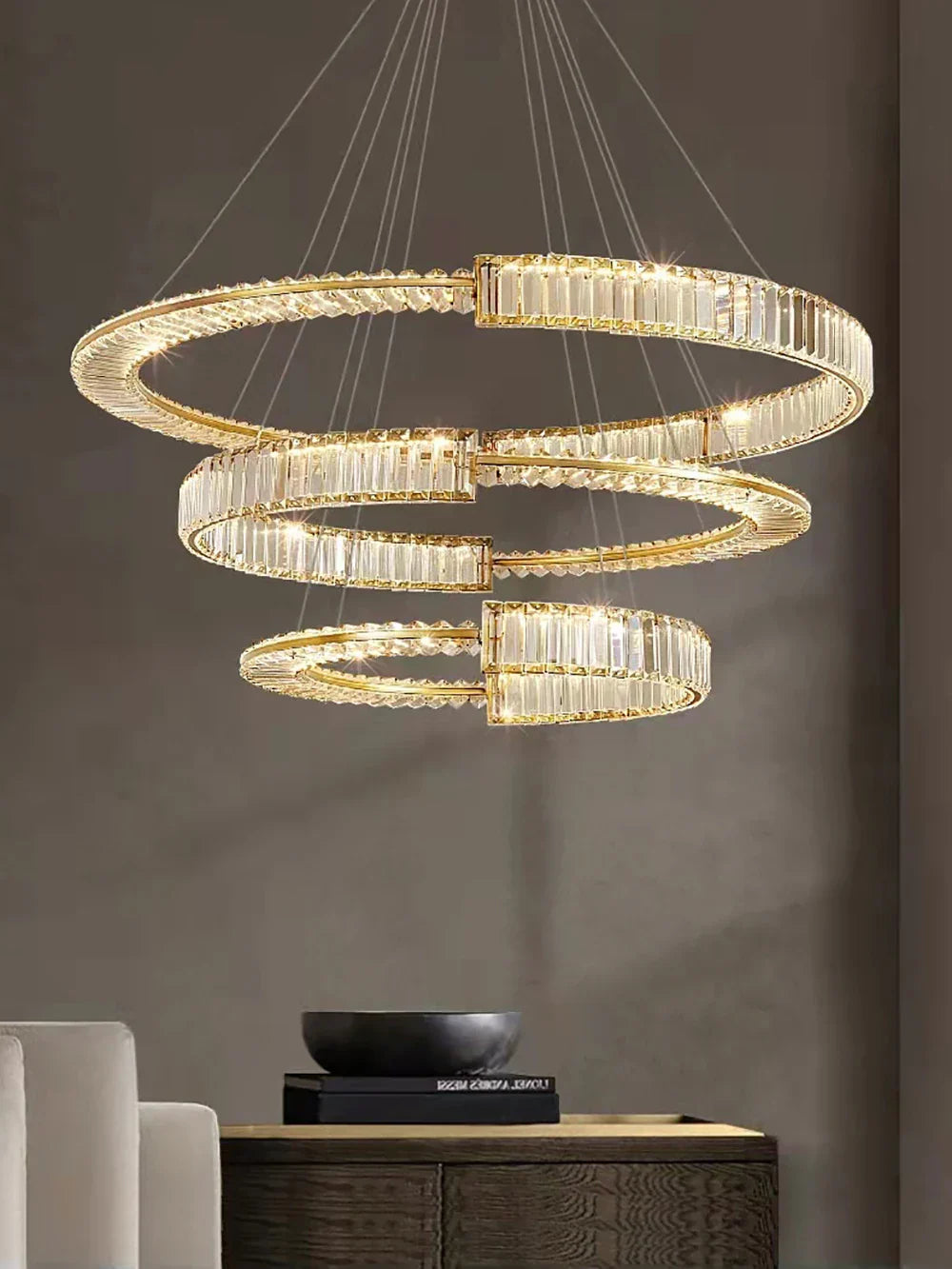 Lámpara de araña LED DecorBites™ con anillo de cristal dorado para una decoración minimalista y lujosa del hogar.