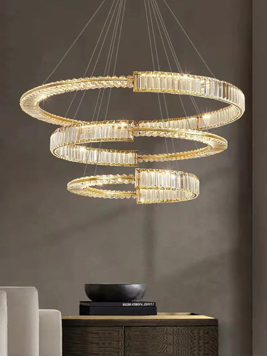Lámpara de araña LED DecorBites™ con anillo de cristal dorado para una decoración minimalista y lujosa del hogar.