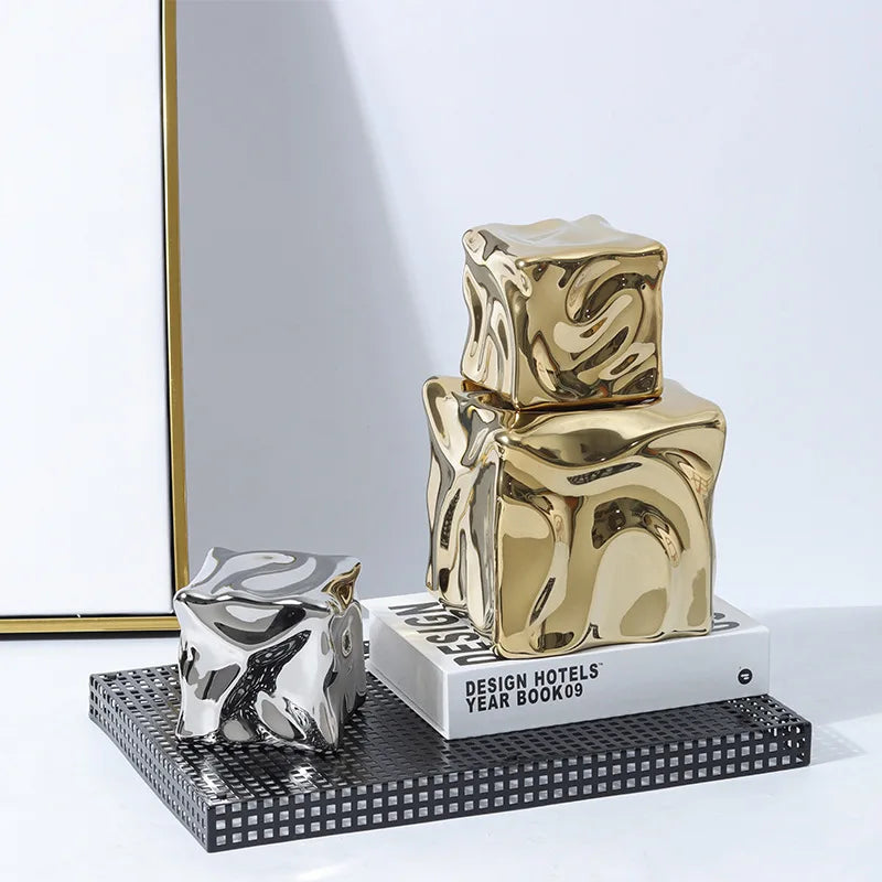 Figura decorativa Decorbites™ de cerámica dorada con patrón geométrico irregular plegado