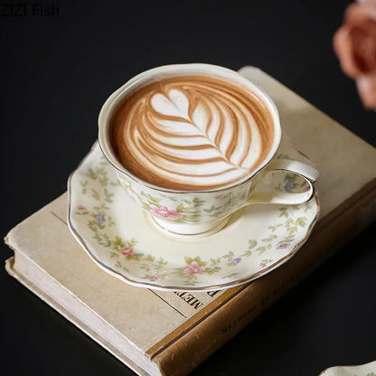 Juego de taza y platillo DecorBites™ de cerámica clásica chapada en oro para mesa de comedor, café o té de la tarde