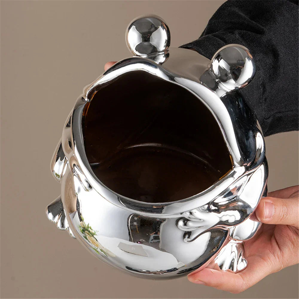 صندوق تخزين على شكل تمثال ضفدع من DecorBites™: زينة مكتب باللونين الفضي والأخضر وديكور منزلي