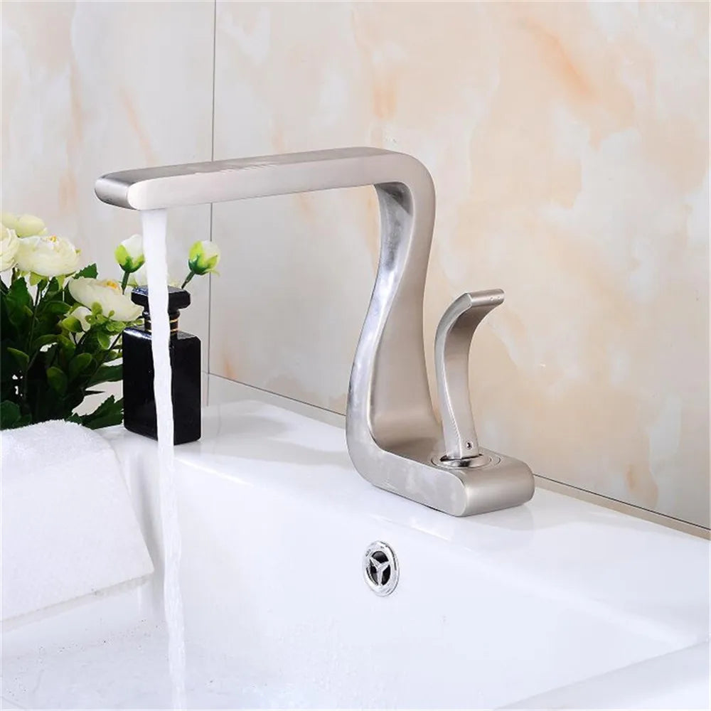 Grifo de Lavabo Decorbites™ Gold Basin: Grifo Mezclador de Baño Moderno en Latón para Agua Caliente/Fría