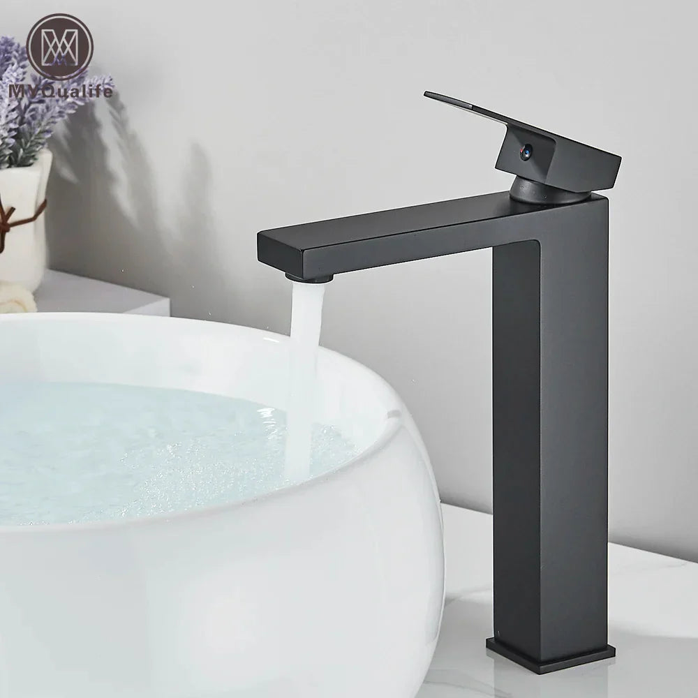 Grifo de lavabo cuadrado DecorBites™ de latón negro: Grifo mezclador para lavabo de baño, modelo alto de un solo mando.