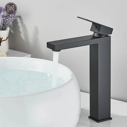 Grifo de lavabo cuadrado DecorBites™ de latón negro: Grifo mezclador para lavabo de baño, modelo alto de un solo mando.